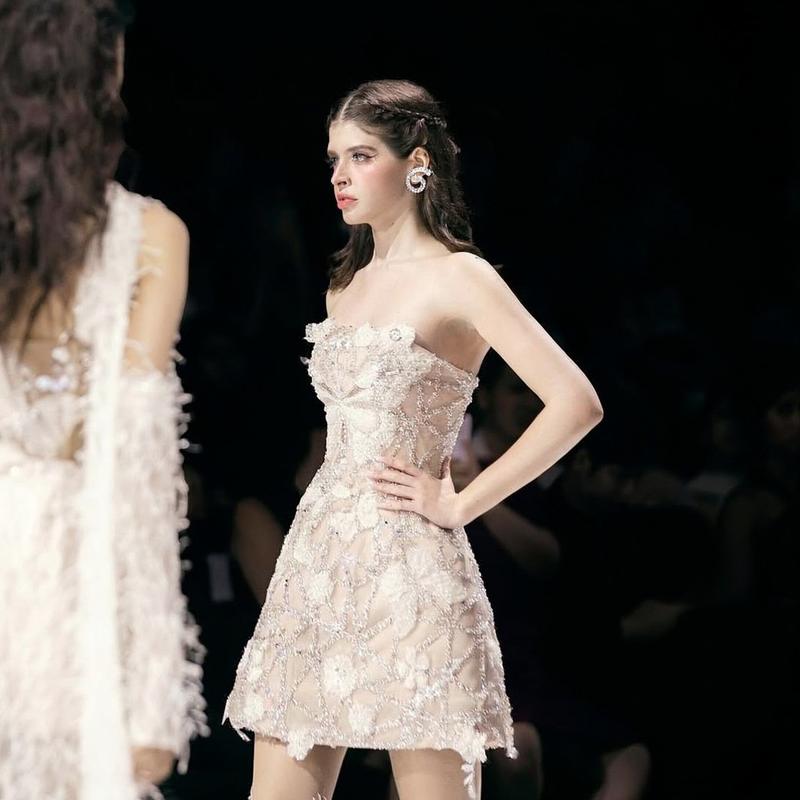 Cô nàng mặc váy bodycon ôm sát đường cong