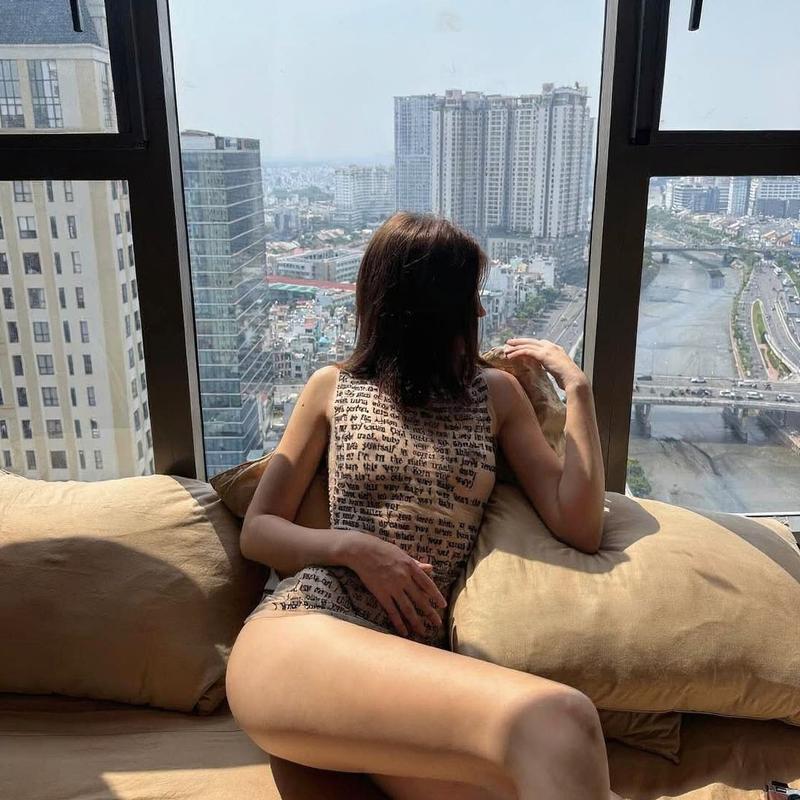 Model hot khoe làn da mịn màng rám nắng