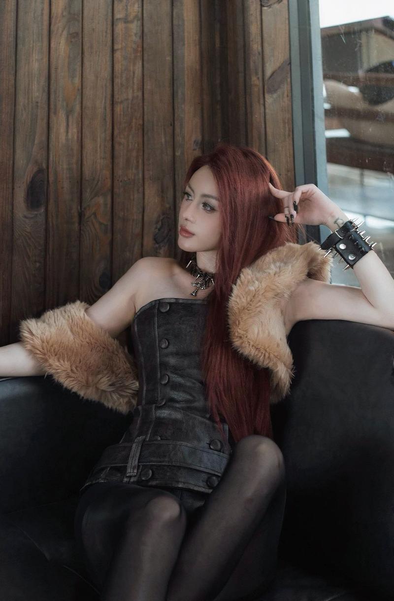 Cô nàng mặc set đồ trắng kem tinh khôi
