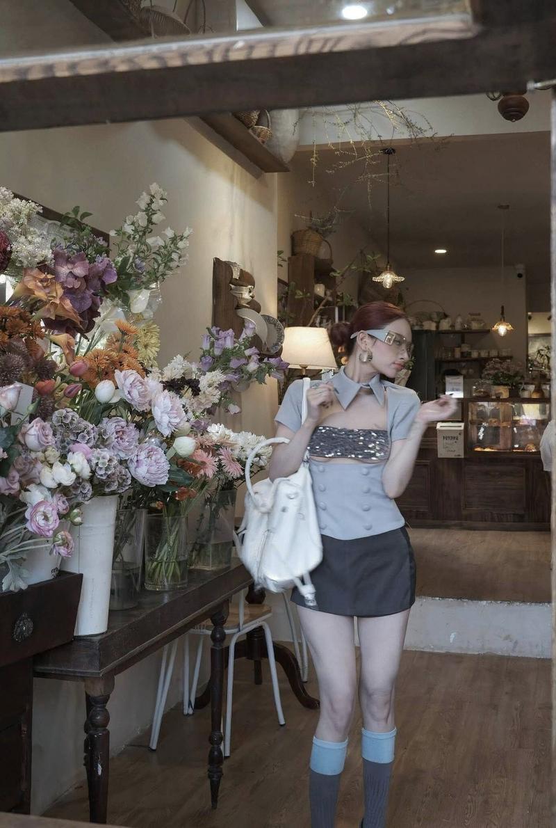 Người đẹp style casual mặc quần jeans cao waist