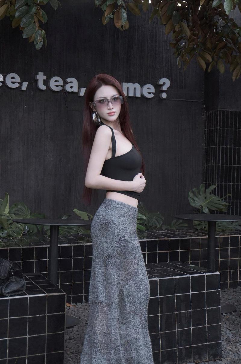 Nguyễn Huỳnh Tường Vi body hot mặc váy dài thanh lịch
