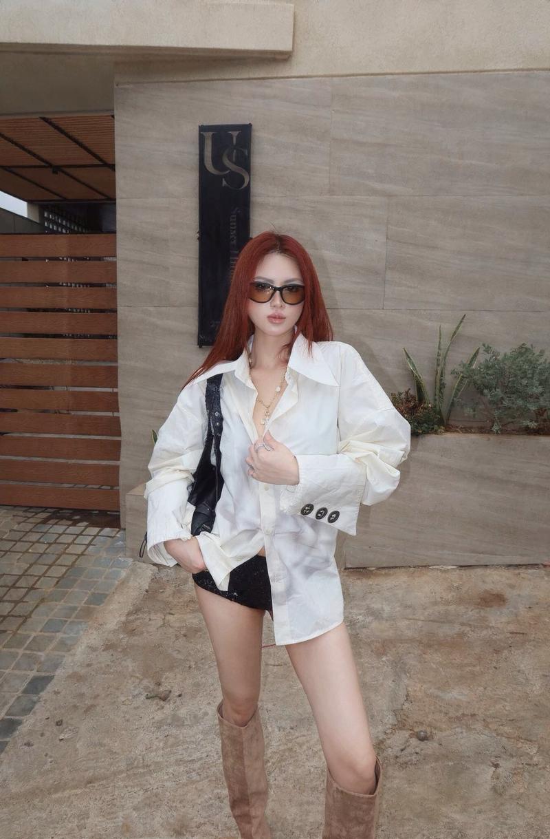 Gái xinh pose đứng ban công view thành phố