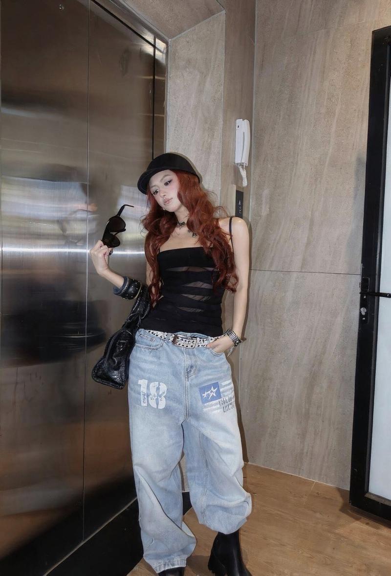 Nữ influencer mặc áo blouse voan mỏng nhẹ