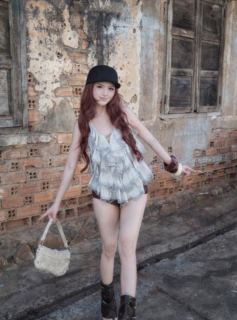Gái xinh mặc áo len mỏng hở vai tinh tế