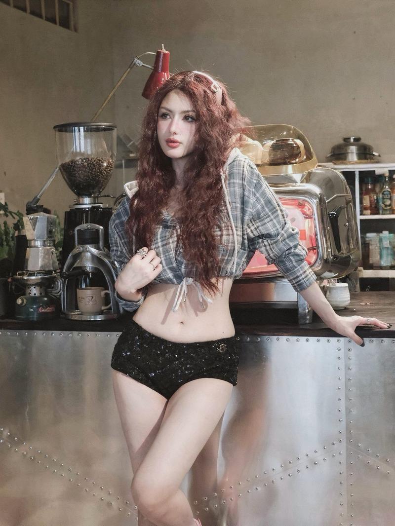 Cô gái da trắng tóc dài đen nhánh khoe vai thon thả