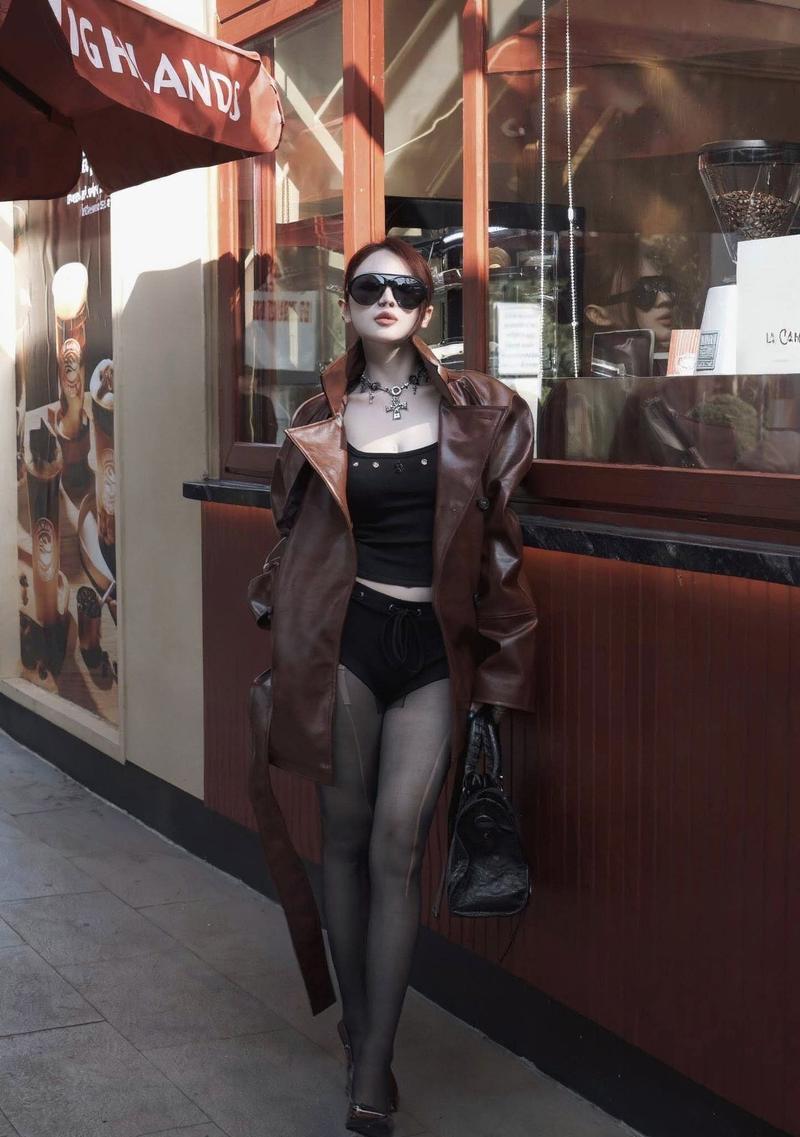 Nữ beauty mặc áo hai dây kem hở eo tinh tế