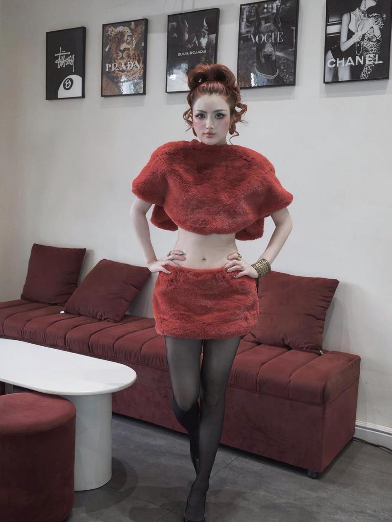 Chị gái pose ngồi bên cửa sổ ánh sáng vàng ấm