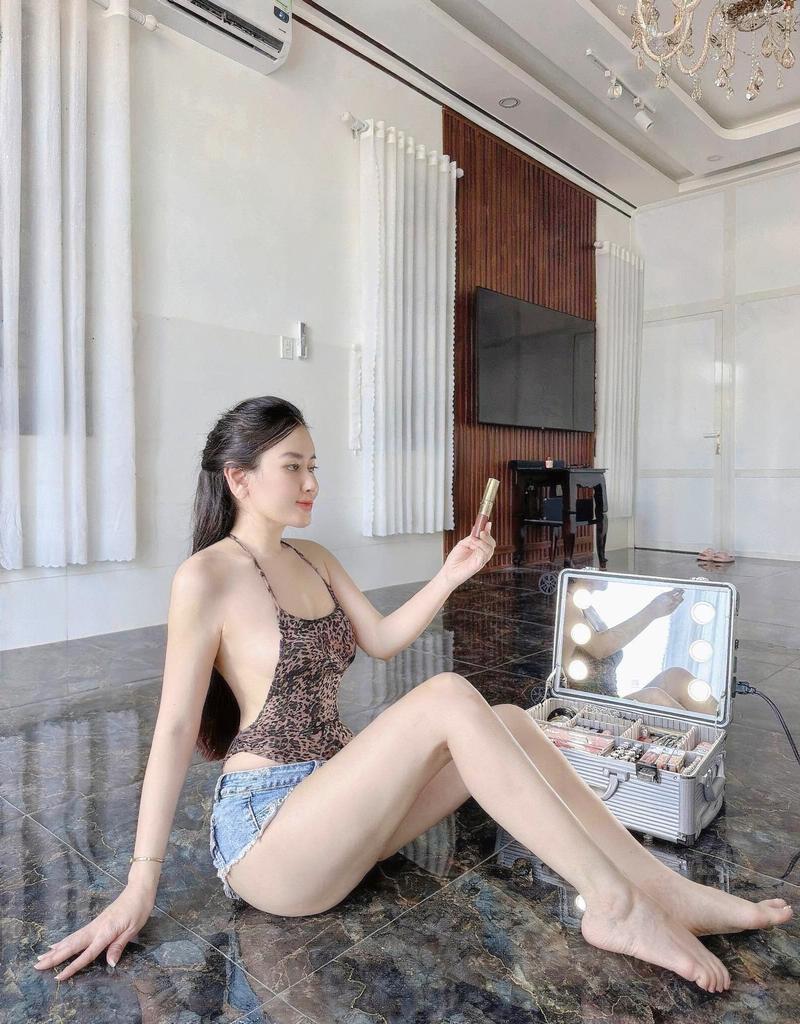Phan Anh da rám nắng khỏe khoắn bên sóng