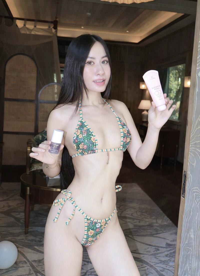 Nữ beauty bikini trắng tinh khôi trên du thuyền