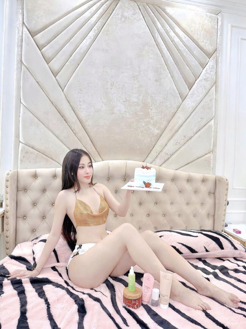 Phan Anh pose ngồi vắt chân bên ghềnh đá
