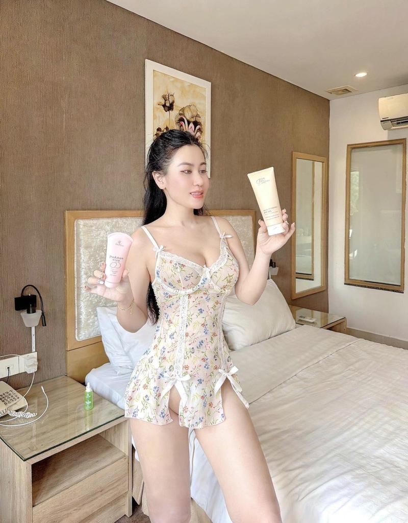Phan Anh khoe vai trần và cổ thon thanh thoát