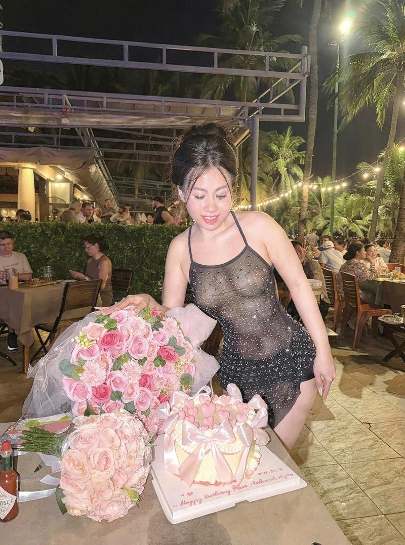 Gái đẹp bikini xanh lá mát mẻ bên bể bơi