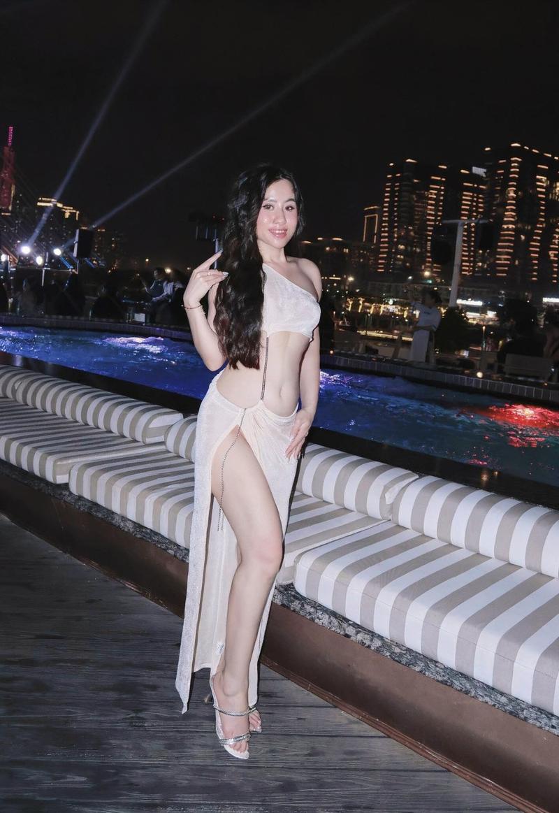 Cô gái khoe body hourglass trong bikini