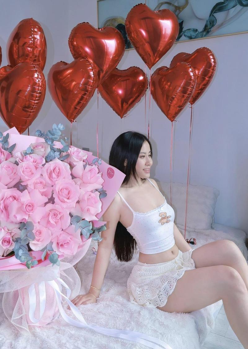 Phan Anh bikini pose sexy trên cát trắng 4K
