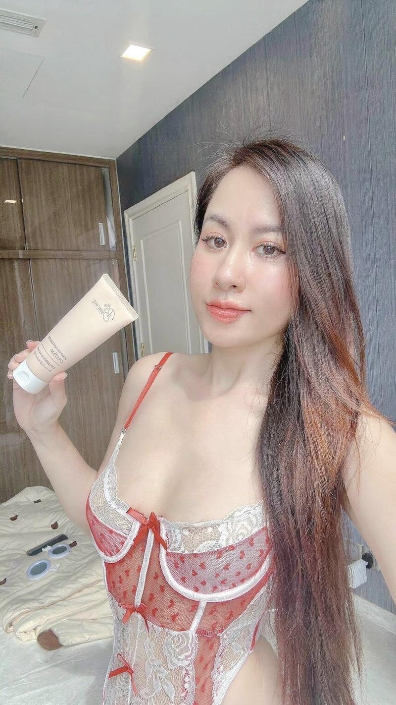 Nữ model bikini ôm sát khoe đường cong S