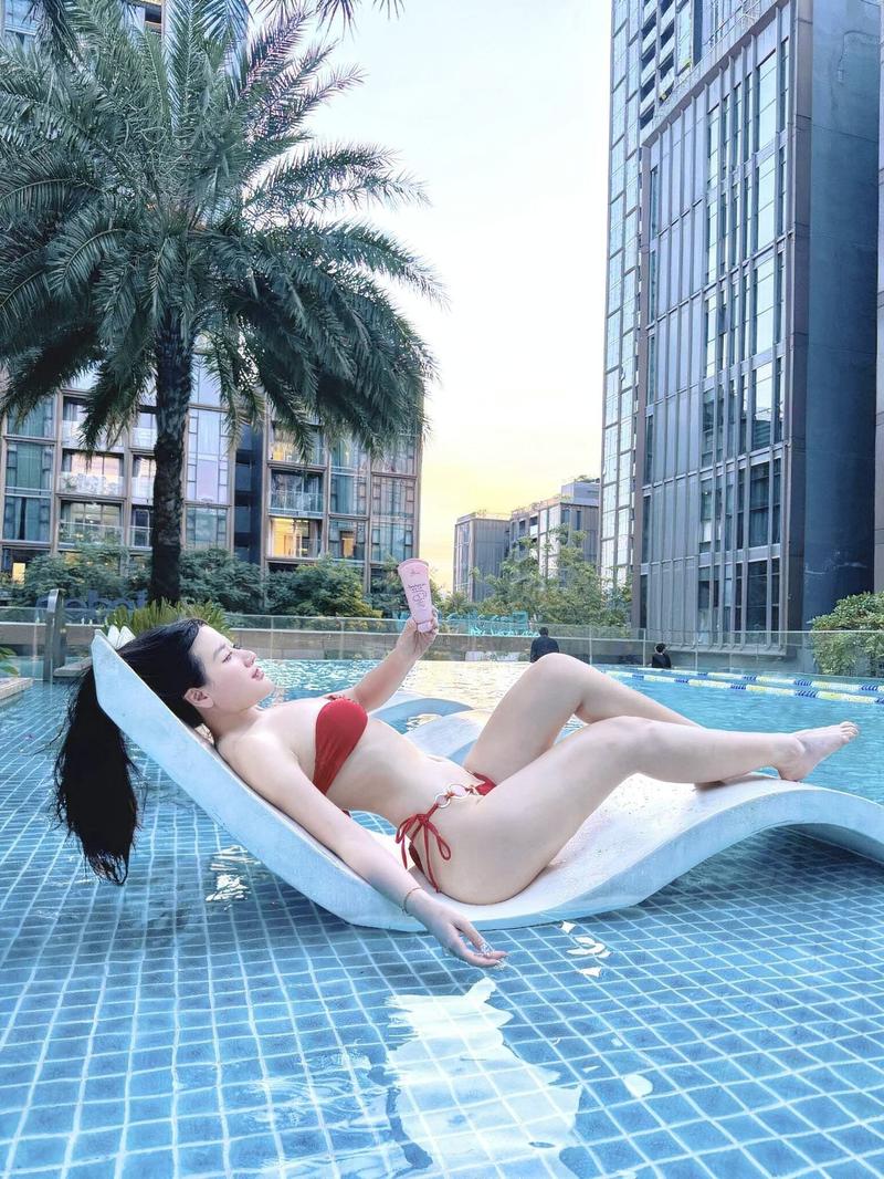 Phan Anh bikini nụ cười tươi tắn phong cách hè
