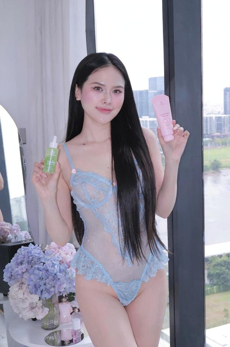Nữ beauty pose nghiêng người khoe eo thon