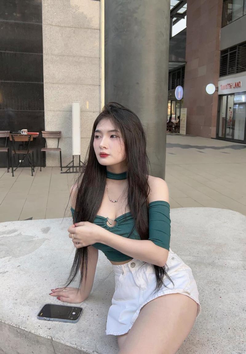 Nữ beauty pose mirror selfie trong phòng gym