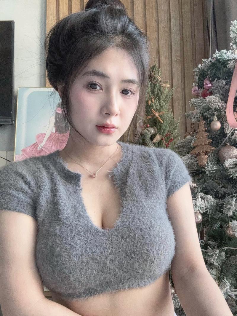Cô nàng pose side chest khoe đường cong