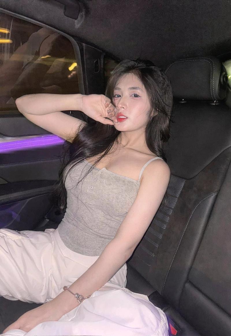 Gái xinh gym mặc áo tank top hở vai