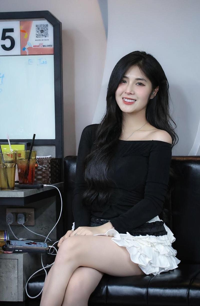 Nữ beauty body hourglass trong quần short gym