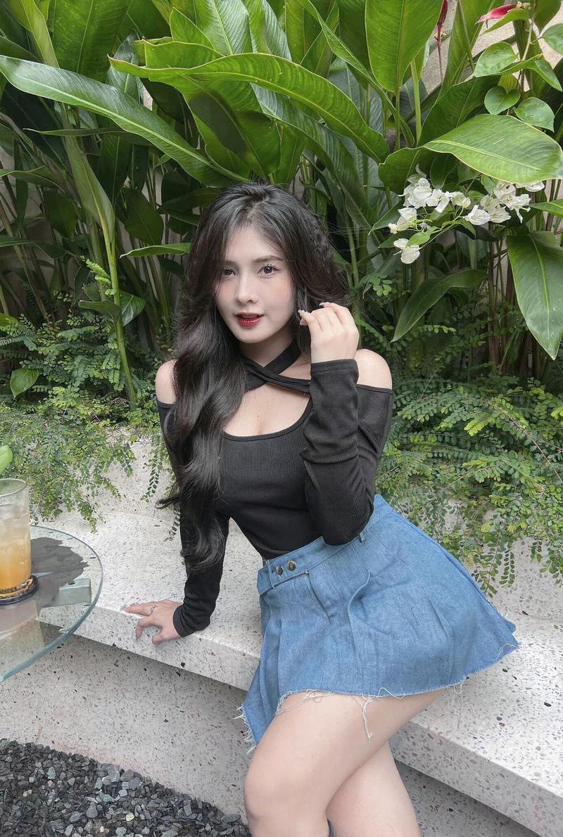 Gymmer Hoàng Hà tập gym mặc bra thể thao năng lượng