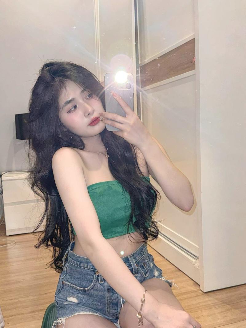 Nữ vận động viên pose nâng tạ vai