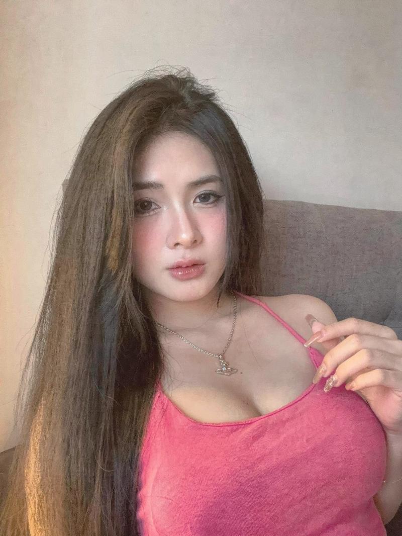 Nữ beauty tập yoga mặc bodysuit ôm
