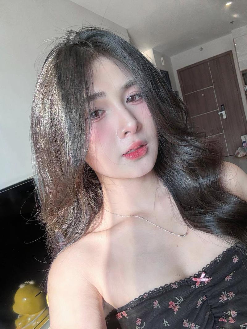 Cô gái pose bicep curl tập trung cao độ