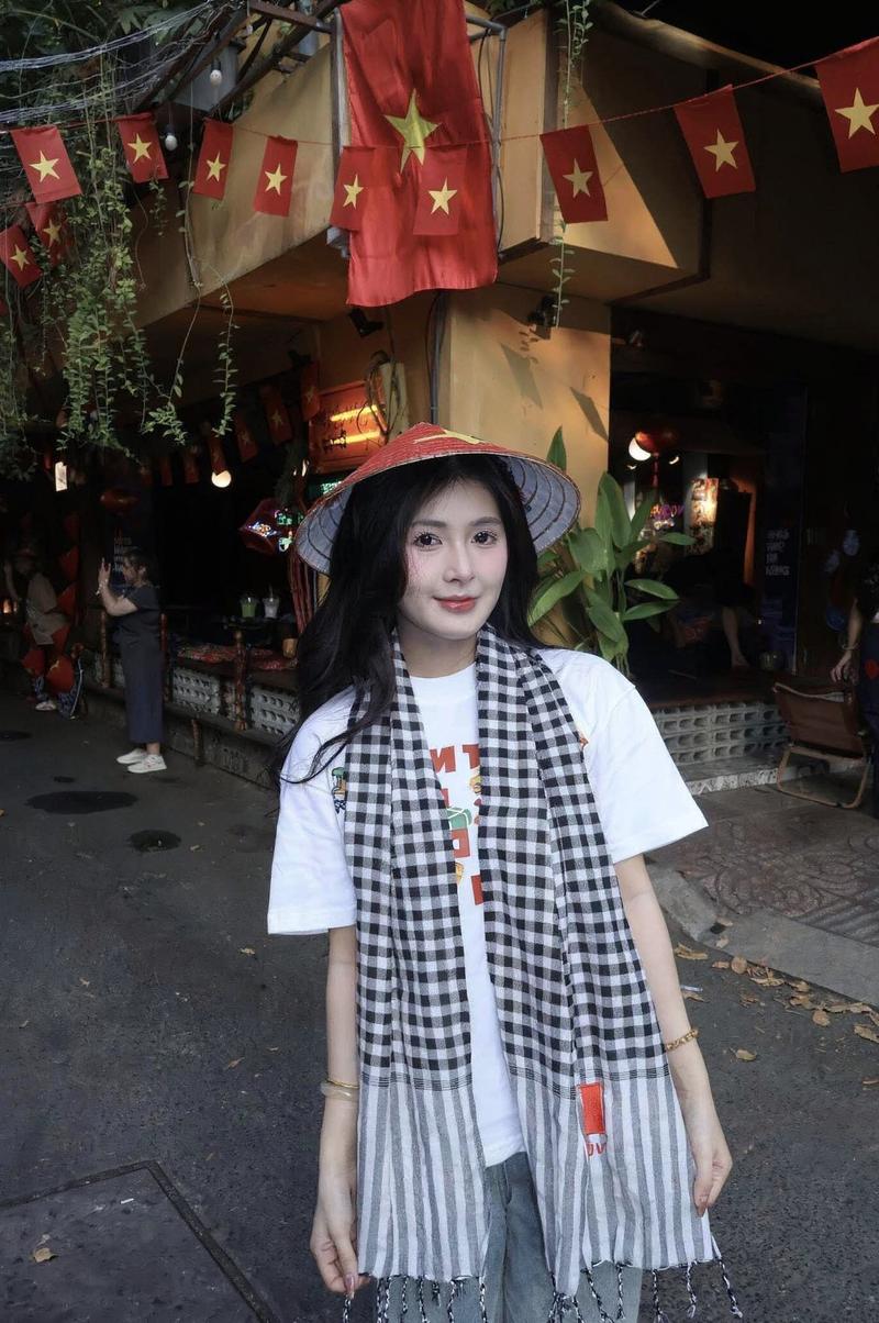 Nữ gymmer pose đứng hông nghiêng khoe dáng