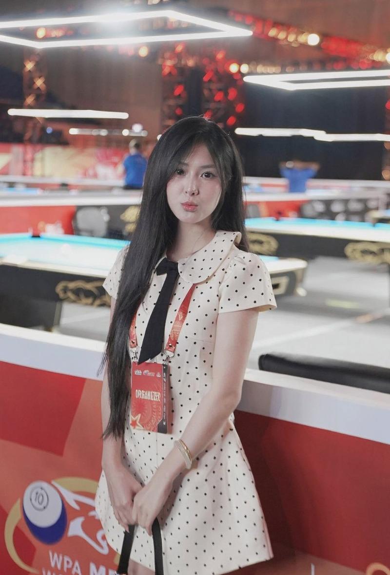 Cô nàng tập crunch máy bụng