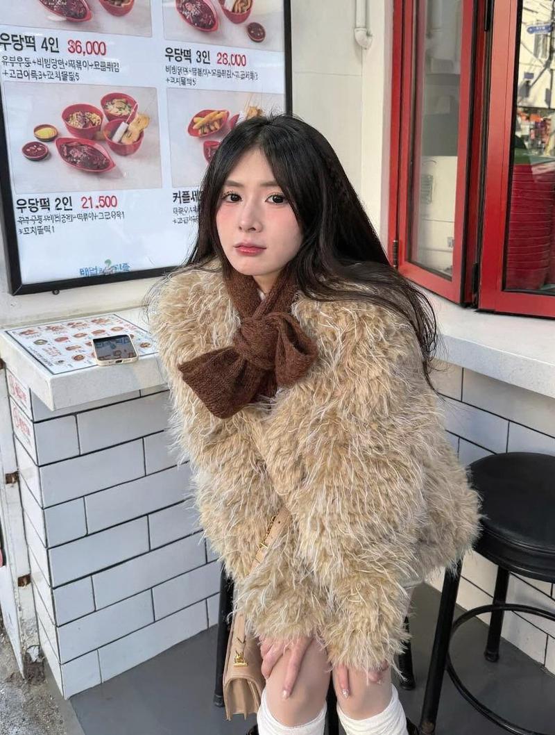 Nữ beauty mặc hoodie oversize sau tập