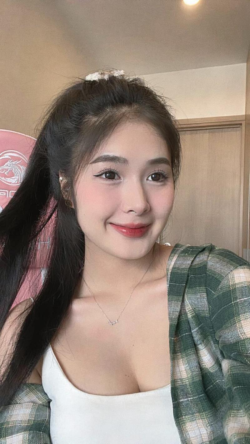Nữ gymmer khoe lưng và eo thon gọn