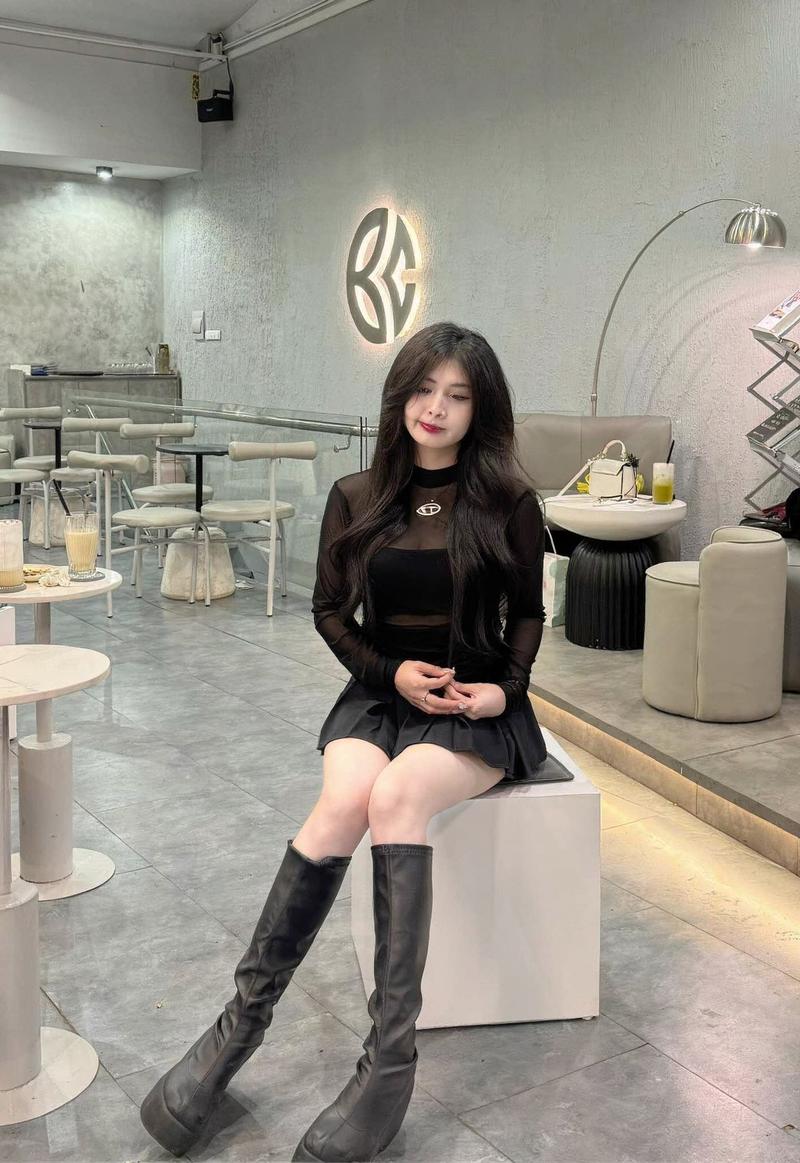 Nữ gymmer pose ngồi duỗi chân sau buổi tập