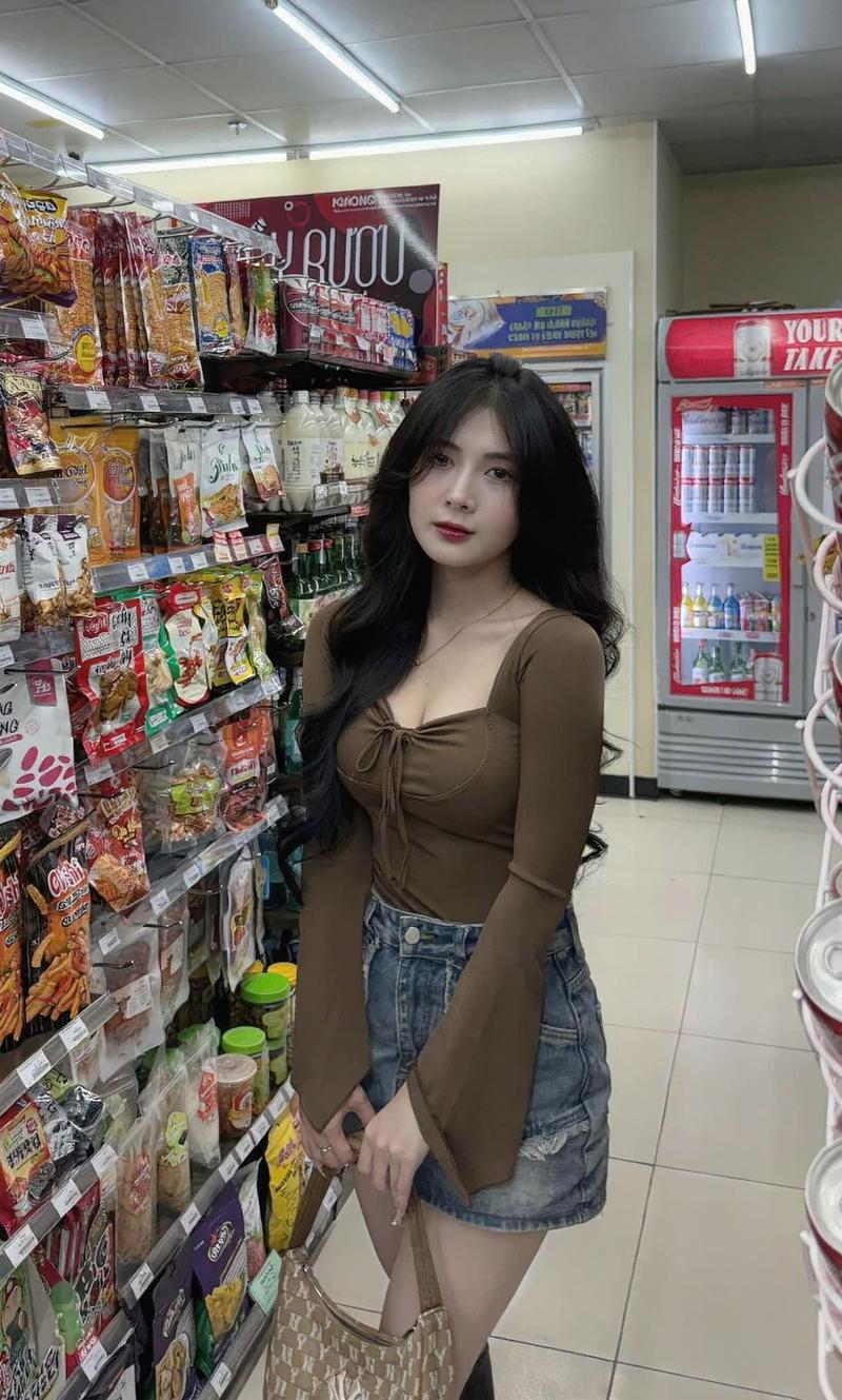 Nữ gymmer da nâu khoe bụng six pack rõ nét