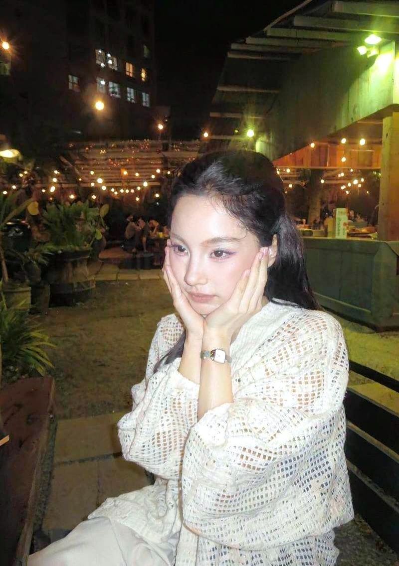 Gái đẹp mặc crop top trắng khoe bụng phẳng