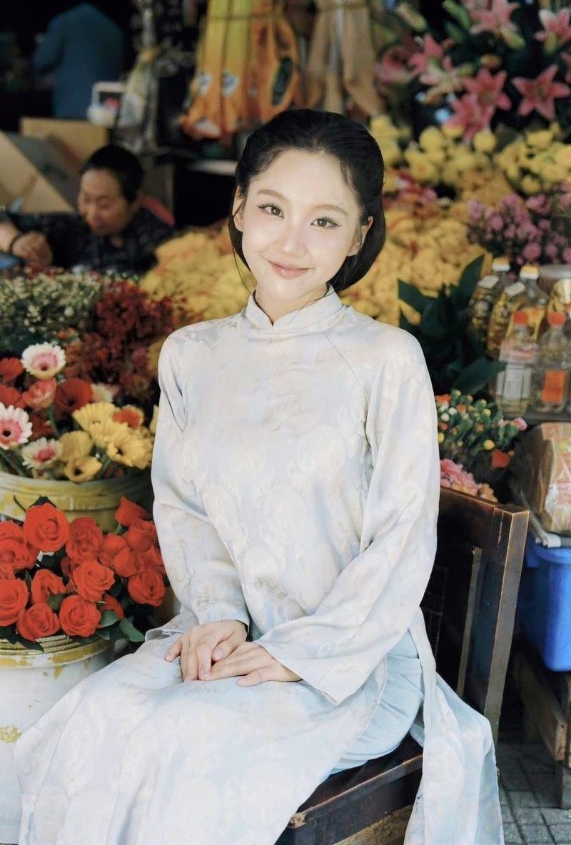Cô gái pose nằm nghiêng trên sofa sang trọng