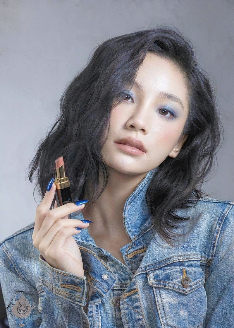 Người đẹp mặc váy midi hoa nhí nữ tính