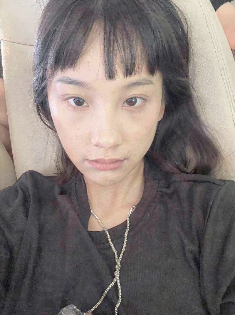 Gái xinh pose tay chống cằm suy tư
