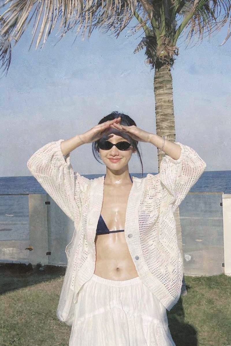 Nữ beauty khoe chân dài trong váy xẻ tà