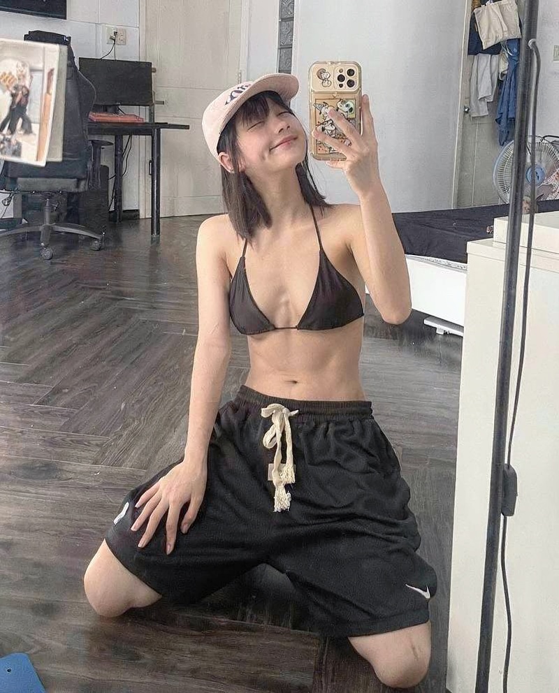Chị gái pose mirror selfie tự nhiên