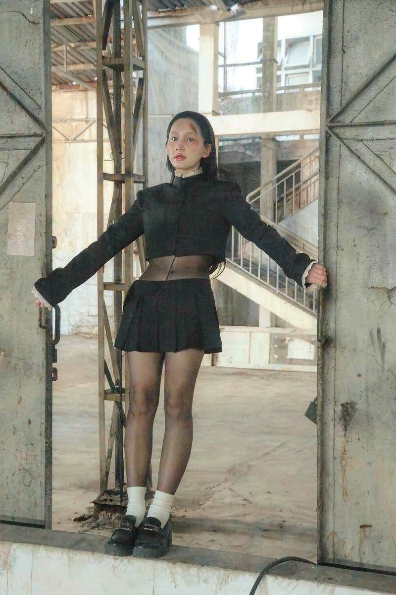 Thu Hà Ceri pose sexy bên ban công 4K