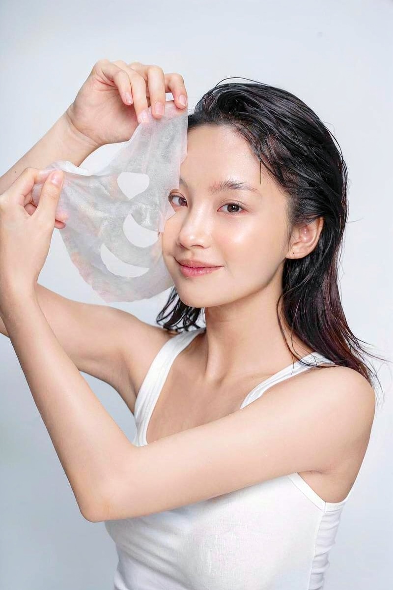 Nữ influencer da mịn màng dưới nắng chiều