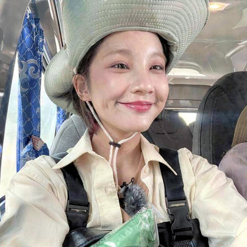 Chị gái pose đứng hông nghiêng duyên dáng