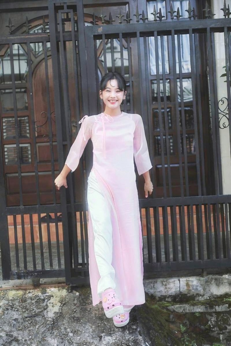 Cô gái mặc set đồ monochrome đen trắng