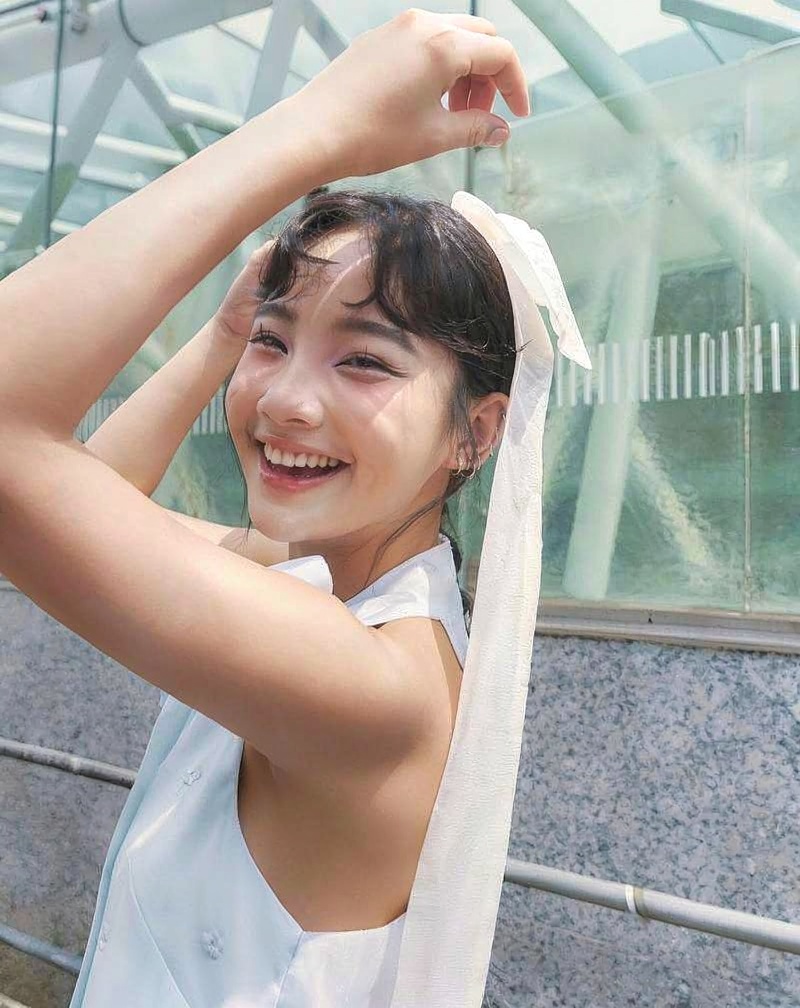 Gái xinh pose cầm sách lãng mạn