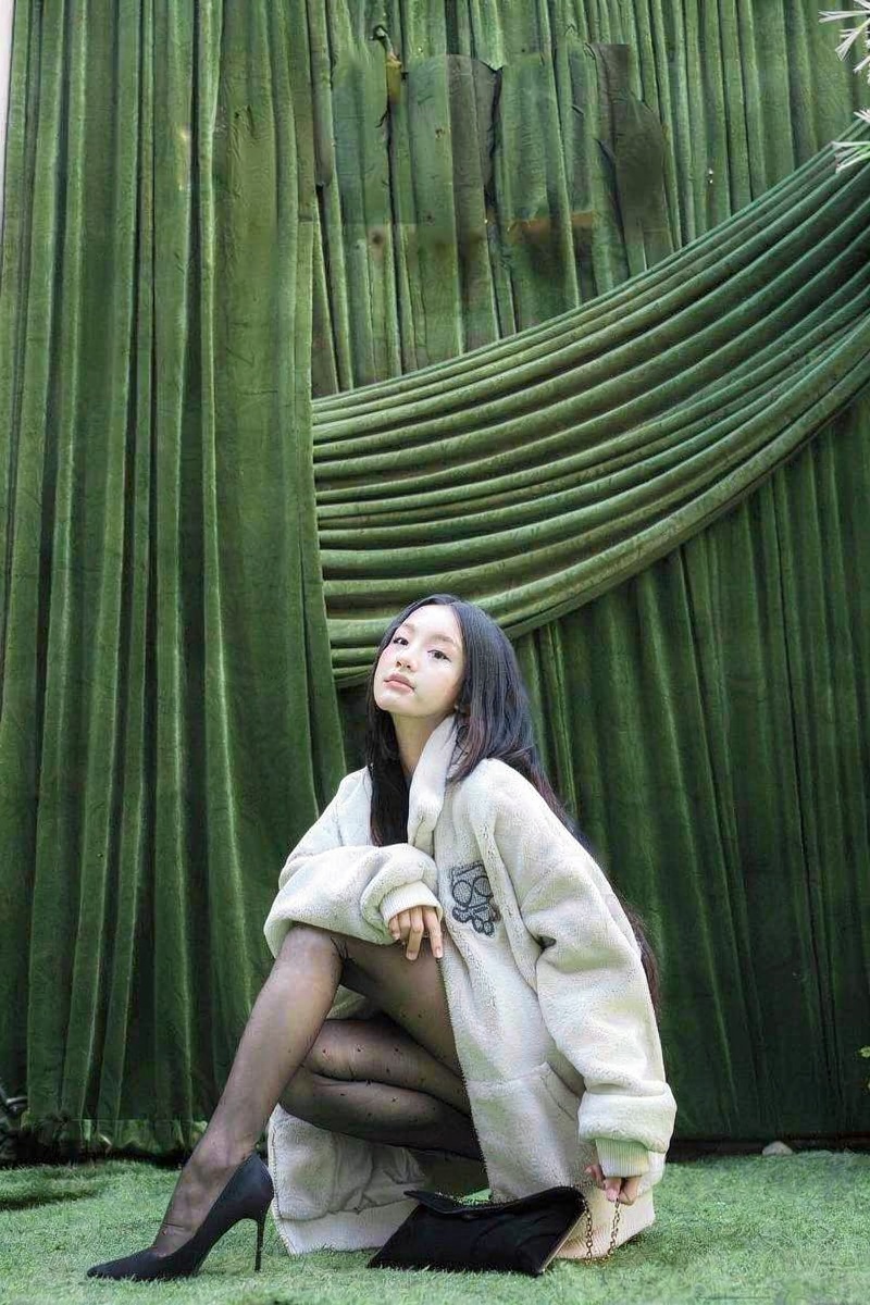 Nữ beauty mặc áo hai dây hở eo tinh tế