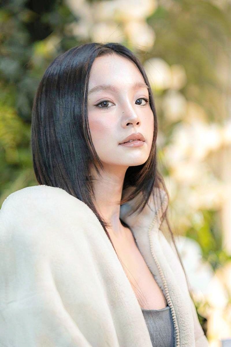 Chị gái pose ngồi bên cửa sổ ánh sáng vàng
