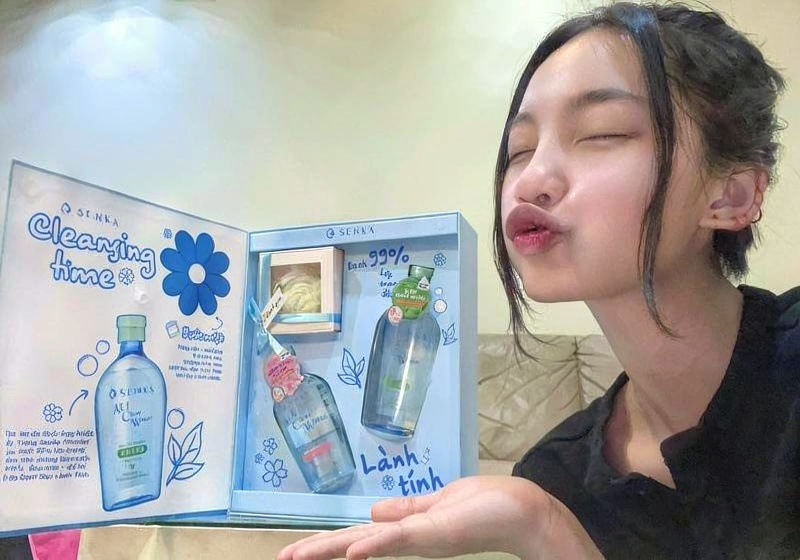 Gái xinh Việt Nam mặc váy voan bay nhẹ trong gió