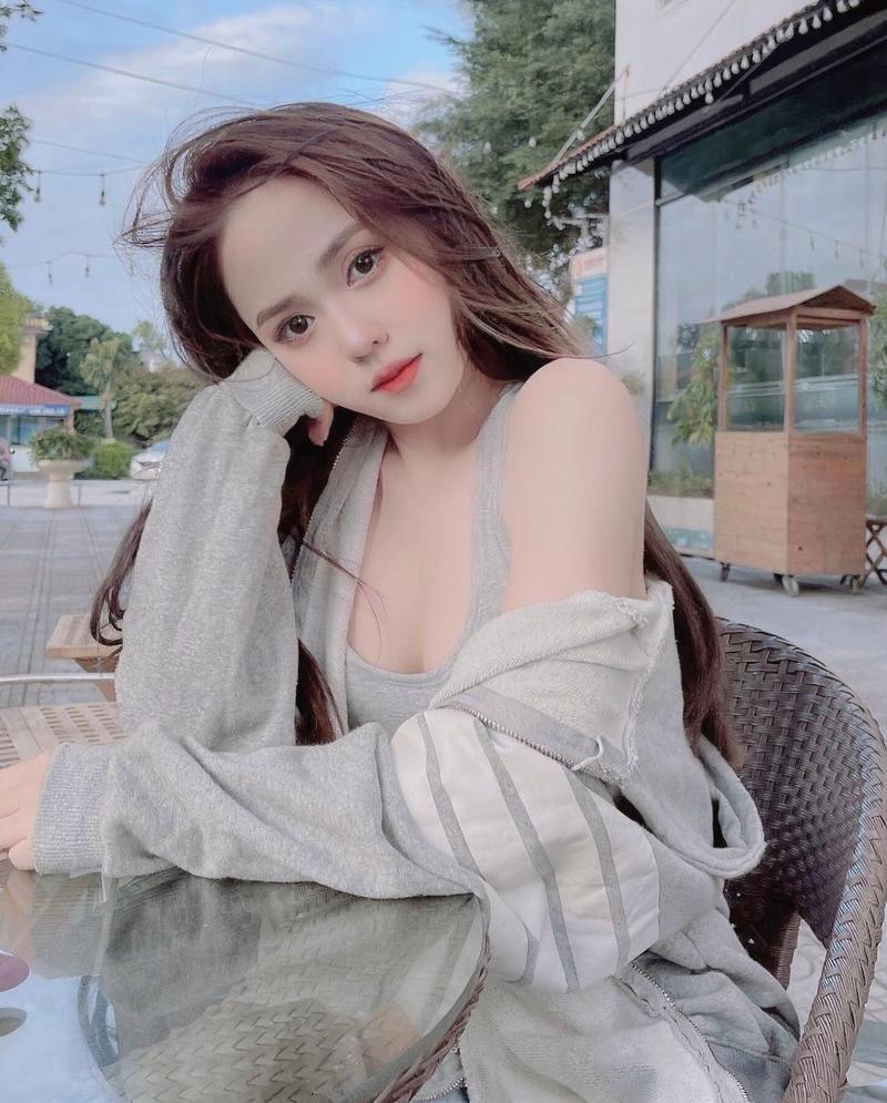 Thùy Trang khoe chân dài trong váy ngắn bay